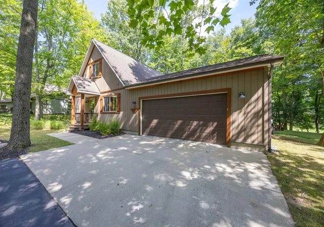 Homes for sale in Canadian Lakes, MI | 9851 Center Lane, Canadian Lakes, MI 49346 | MLS# 70500103