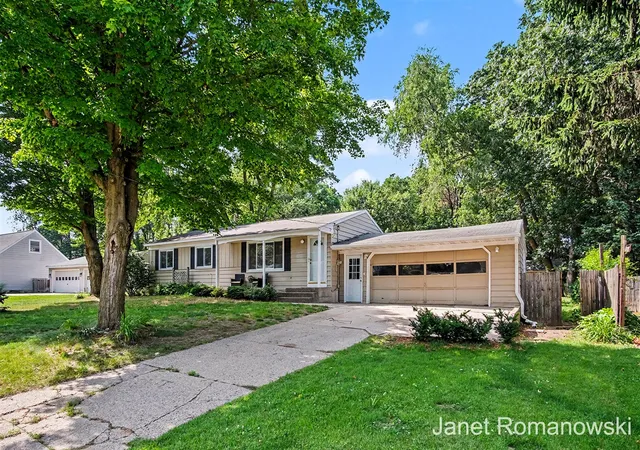 Homes for sale in Lowell, MI | 11141 Woodbushe Dr, Lowell, MI 49331 | MLS# 70542822