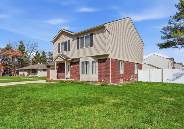 Photo 3 of Single Family Residence at 506 W Woodside Ave, Madison Heights, MI 48071 | MLS# 50210124 |  | Sold on 2026-07-01