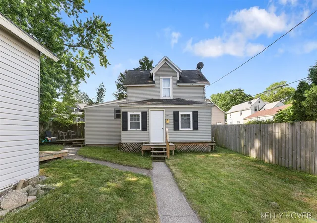 Homes for sale in Grand Rapids, MI | 428 Fernando St, Grand Rapids, MI 49505 | MLS# 70539966