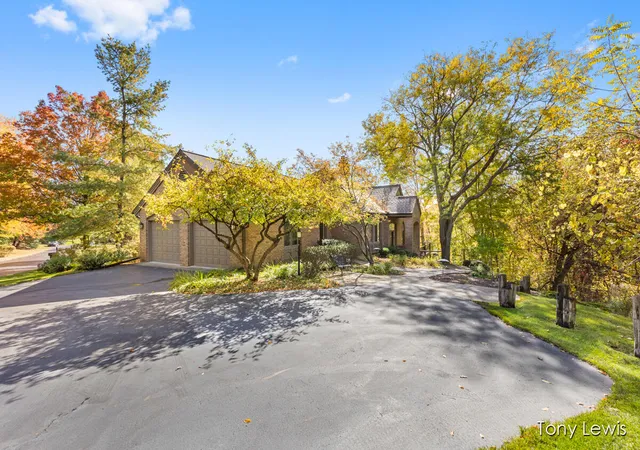 2nd image of 610 Cascade Hills Holw, Grand Rapids, MI 49546 | MLS# 70437157