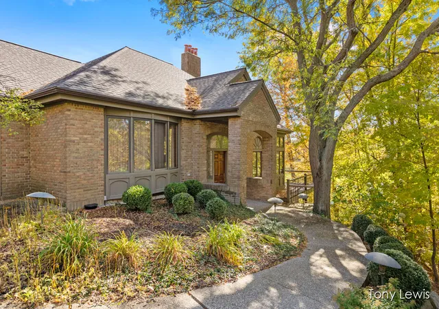 3rd image of 610 Cascade Hills Holw, Grand Rapids, MI 49546 | MLS# 70437157