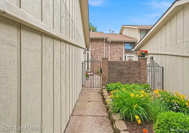 3rd image of 26 Kirks Ct, Rochester Hills, MI 48309 | MLS# 61003995