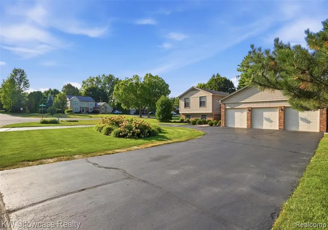 Photo 3 of Single family home for sale at 3260 Ravinewood Dr, Commerce Township, MI 48382 | MLS# 61015173 | Listing updated on 2026-08-30