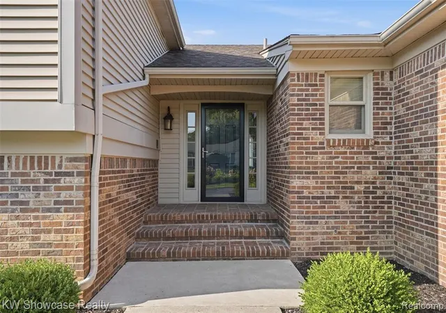Photo 4 of Single family home for sale at 3260 Ravinewood Dr, Commerce Township, MI 48382 | MLS# 61015173 | Listing updated on 2026-08-30