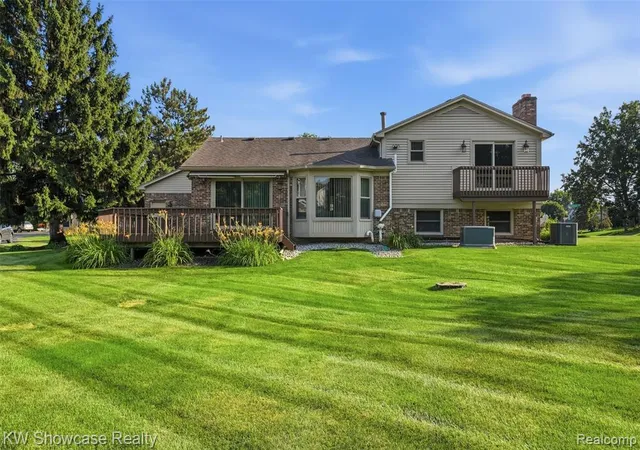 Photo 5 of Single family home for sale at 3260 Ravinewood Dr, Commerce Township, MI 48382 | MLS# 61015173 | Listing updated on 2026-08-30