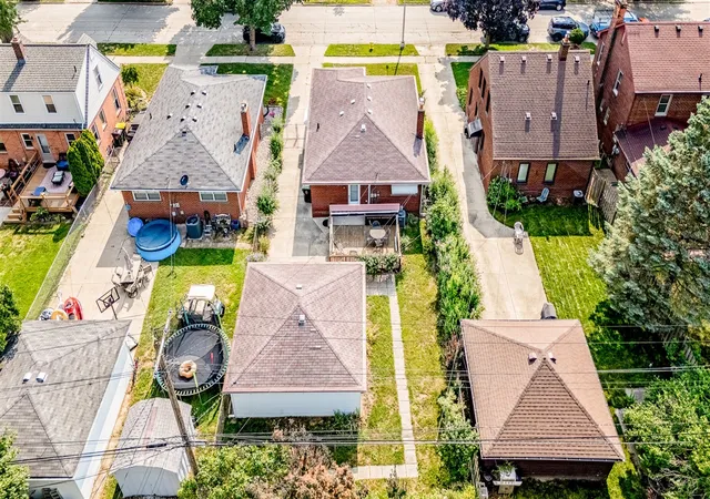 Photo 3 of Single family home for sale at 2910 Parkwood St, Trenton, MI 48183 | MLS# 70547246 | Listing updated on 2026-08-31