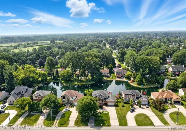3rd image of 1142 E South Blvd, Troy, MI 48085 1064 | MLS# 60925285