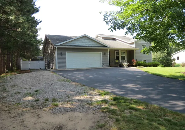 4th image of 10763 Sweet Lilac Ln, Interlochen, MI 49643 | MLS# 80072343