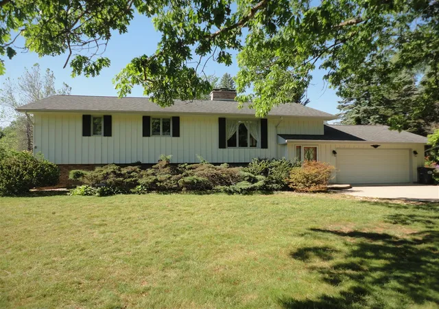 2nd image of 8711 Riverbend Dr, South Haven, MI 49090 | MLS# 70541333