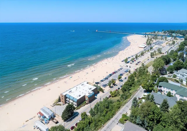 2nd image of 1159 S Harbor Dr, Grand Haven, MI 49417