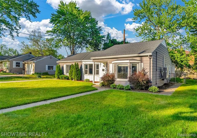 Homes for sale in Port Huron, MI | 3444 Maple St, Port Huron, MI 48060 | MLS# 61005727