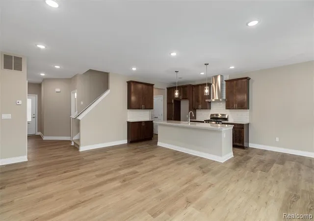 2nd image of 807 Balmoral Ln, Troy, MI 48085 | MLS# 61007520