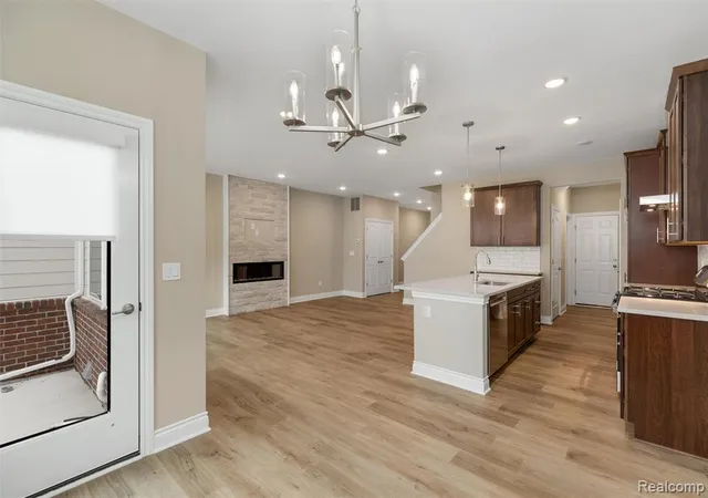 4th image of 807 Balmoral Ln, Troy, MI 48085 | MLS# 61007520