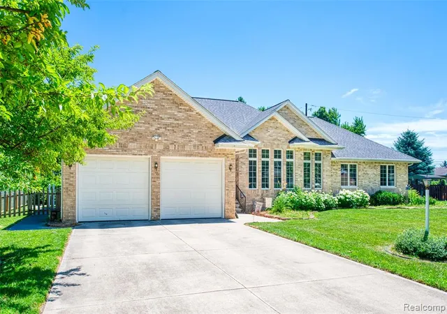 Homes for sale in Fowlerville, MI | 5382 Meadowlawn Rd, Fowlerville, MI 48836 | MLS# 61008327