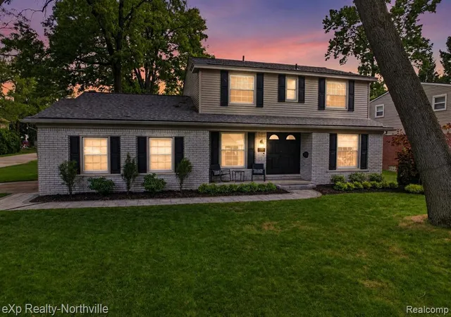 2nd image of 33083 Broadmoor Ct, Livonia, MI 48154 | MLS# 61001274