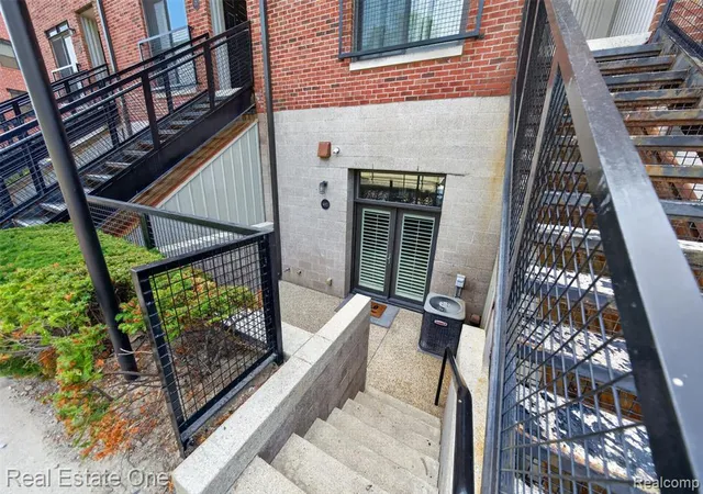 Photo 3 of Condo for sale at 680 W 11 Mile Rd, Royal Oak, MI 48067 2202 | MLS# 61024017 | Listing updated on 2026-09-10