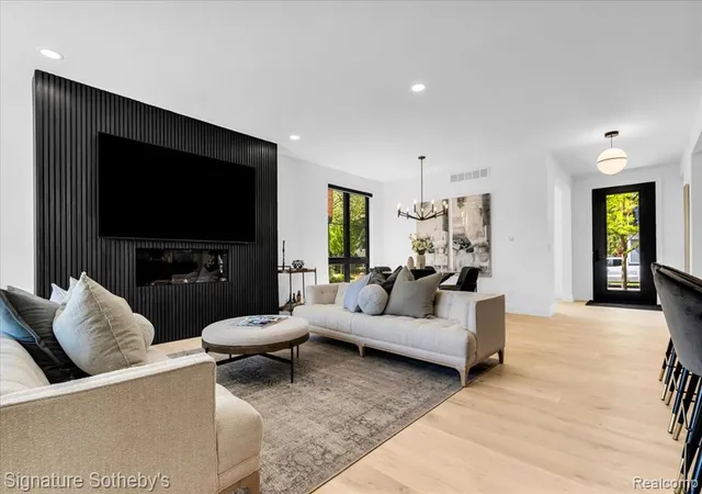 Photo 4 of Single family home for sale at 907 Ann St, Birmingham, MI 48009 | MLS# 61016219 | Listing updated on 2026-09-06