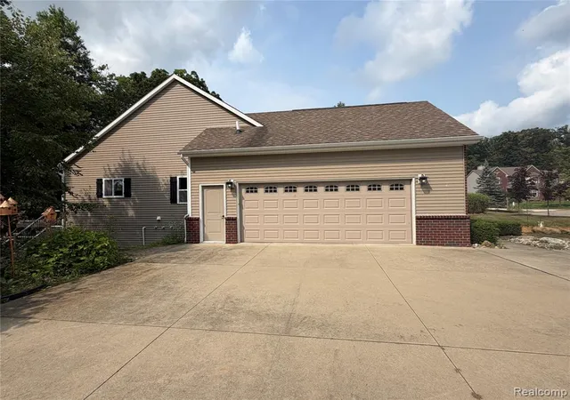 Photo 4 of Sale Pending at 7876 Donegal Ct, Fenton, MI 48430 4808 | MLS# 61023577 | Listing updated on 2026-09-03