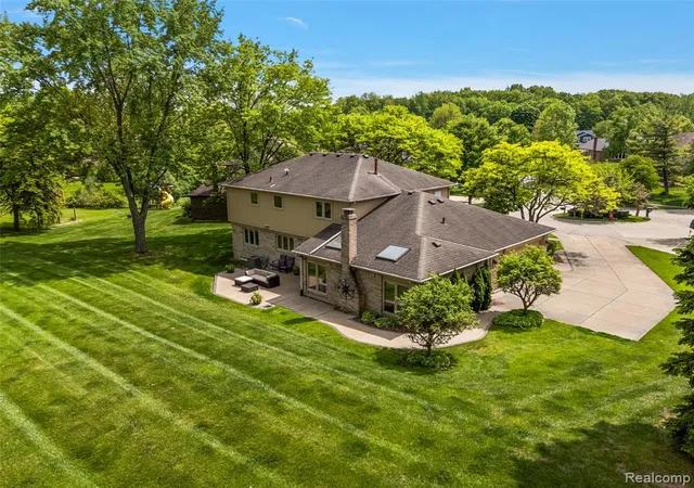 3rd image of 6730 Whiting Dr, Troy, MI 48098 | MLS# 60400534