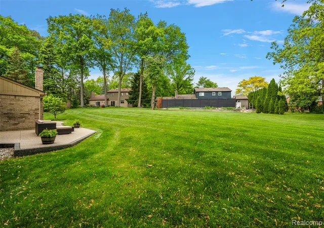 5th image of 6730 Whiting Dr, Troy, MI 48098 | MLS# 60400534