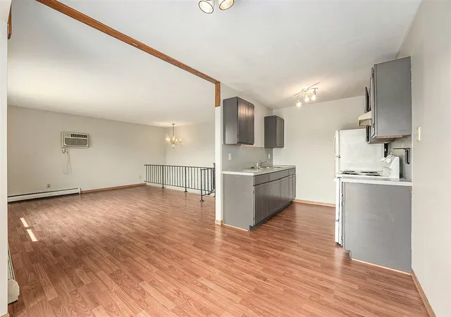 Photo 4 of Sale Pending at 403 Stratford Wy, Holland, MI 49423 | MLS# 70488304 | Listing updated on 2025-11-24