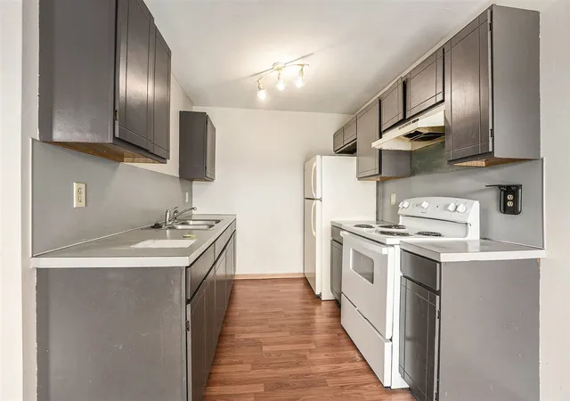 Photo 5 of Sale Pending at 403 Stratford Wy, Holland, MI 49423 | MLS# 70488304 | Listing updated on 2025-11-24