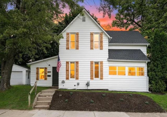 Photo 2 of Sale Pending at 801 Coldbrook St, Grand Rapids, MI 49503 | MLS# 70552544 | Listing updated on 2026-08-22