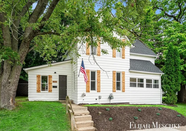 Photo 3 of Sale Pending at 801 Coldbrook St, Grand Rapids, MI 49503 | MLS# 70552544 | Listing updated on 2026-08-22