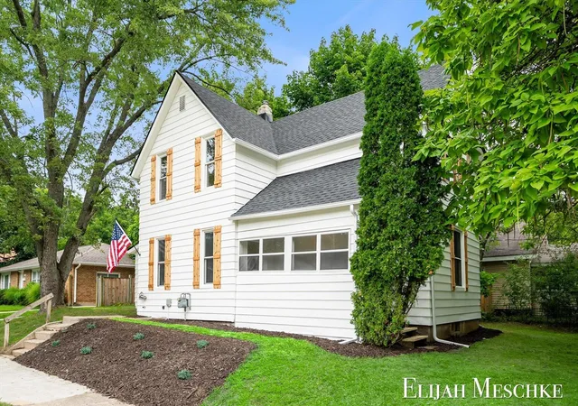 Photo 4 of Sale Pending at 801 Coldbrook St, Grand Rapids, MI 49503 | MLS# 70552544 | Listing updated on 2026-08-22