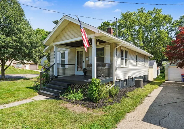 Photo 3 of Sale Pending at 934 Diamond Ave, Grand Rapids, MI 49503 | MLS# 70555682 | Listing updated on 2026-09-17