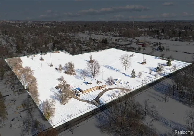 11th image of 600 W Cavanaugh Rd, Lansing, MI 48910 | MLS# 60965935