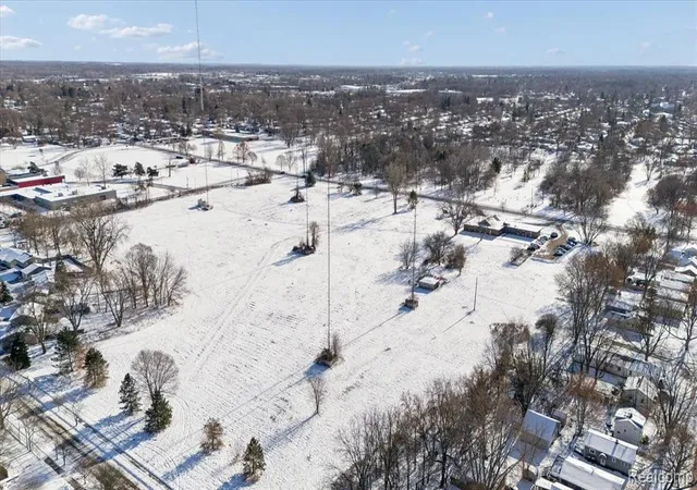 3rd image of 600 W Cavanaugh Rd, Lansing, MI 48910 | MLS# 60965935
