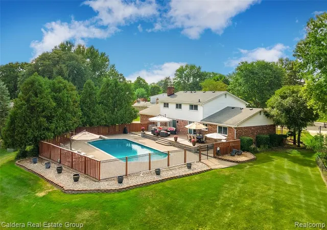 Photo 4 of Sale Pending at 943 Huntsford Ct, Troy, MI 48084 1617 | MLS# 61023514 | Listing updated on 2026-10-12