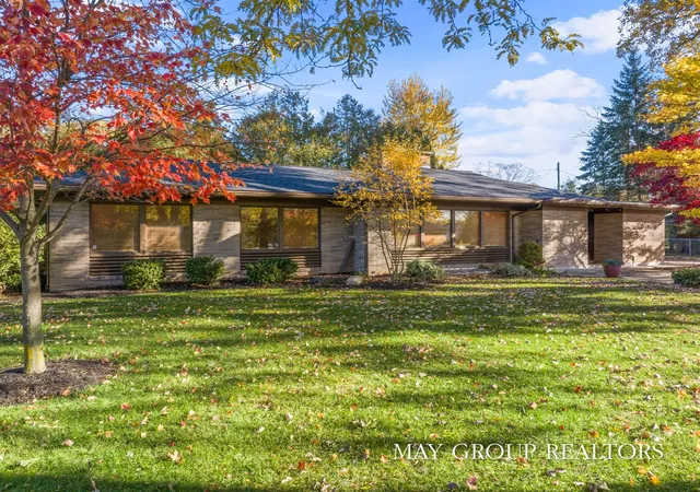 Photo 1 of Sale Pending at 2727 Cascade Rd, Grand Rapids, MI 49506 | MLS# 70527011 | Listing updated on 2026-05-01