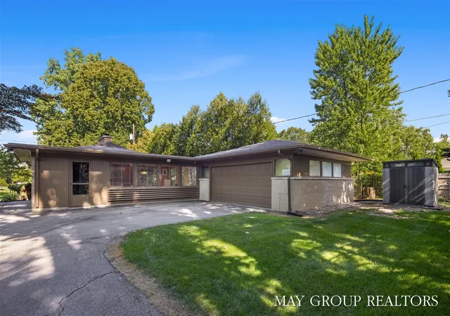 Photo 2 of Sale Pending at 2727 Cascade Rd, Grand Rapids, MI 49506 | MLS# 70527011 | Listing updated on 2026-05-01