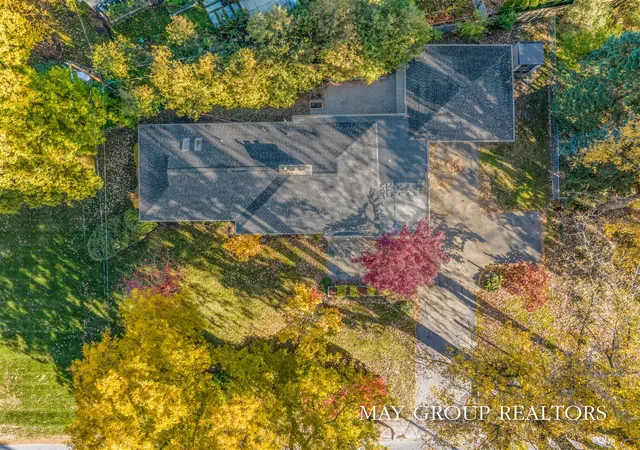 Photo 3 of Sale Pending at 2727 Cascade Rd, Grand Rapids, MI 49506 | MLS# 70527011 | Listing updated on 2026-05-01