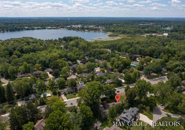 Photo 3 of Sale Pending at 2727 Cascade Rd, Grand Rapids, MI 49506 | MLS# 70527011 | Listing updated on 2026-05-01