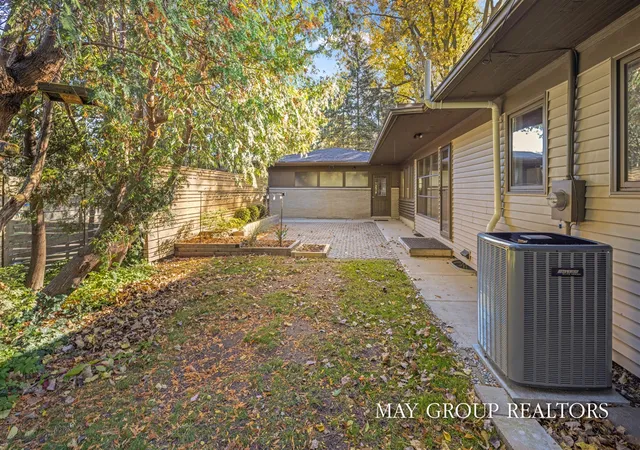 Photo 4 of Sale Pending at 2727 Cascade Rd, Grand Rapids, MI 49506 | MLS# 70527011 | Listing updated on 2026-05-01