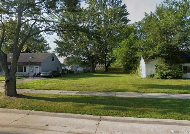 1st image of 17090 Lincoln Ave, Eastpointe, MI 48021 | MLS# 61010570