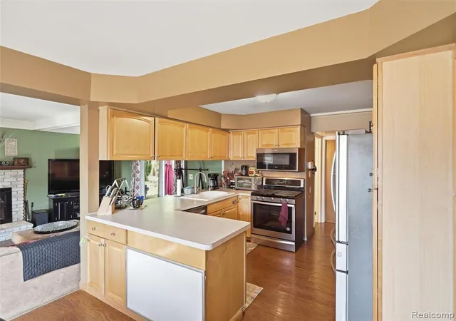 Photo 4 of Sale Pending at 27732 Westcott Crescent Cir, Farmington Hills, MI 48334 | MLS# 61018452 | Listing updated on 2026-08-23