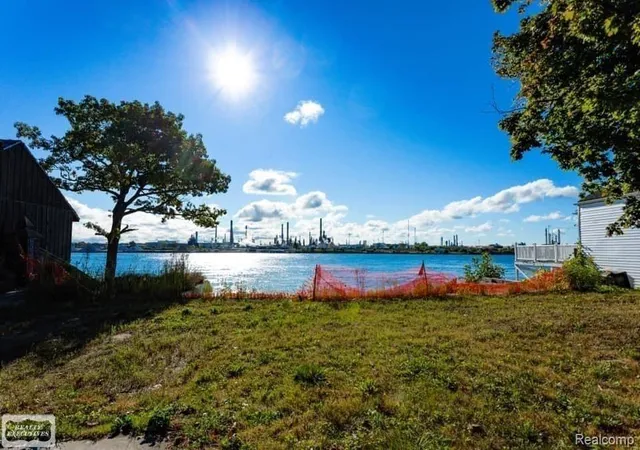 2nd image of 2548 Military St, Port Huron, MI 48060 | MLS# 50213681