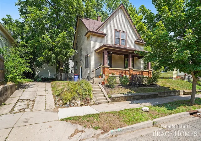 Photo 1 of Single family home for sale at 1121 Baxter St, Grand Rapids, MI 49506 | MLS# 70550556 | Listing updated on 2026-09-15