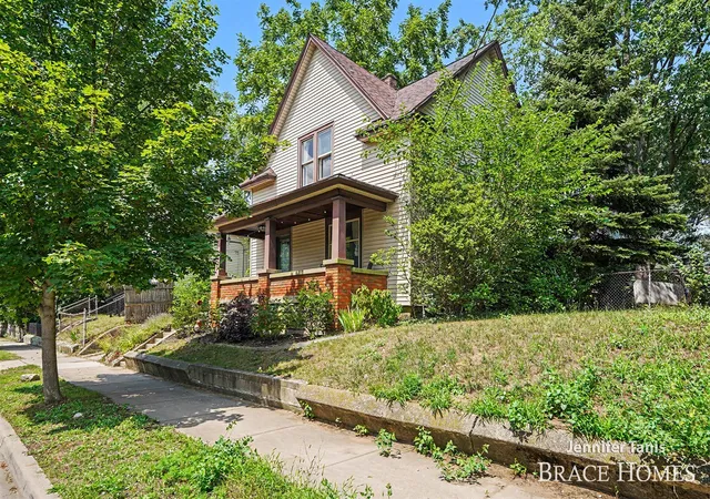 Photo 2 of Single family home for sale at 1121 Baxter St, Grand Rapids, MI 49506 | MLS# 70550556 | Listing updated on 2026-09-15