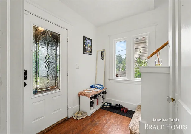 Photo 3 of Single family home for sale at 1121 Baxter St, Grand Rapids, MI 49506 | MLS# 70550556 | Listing updated on 2026-09-29