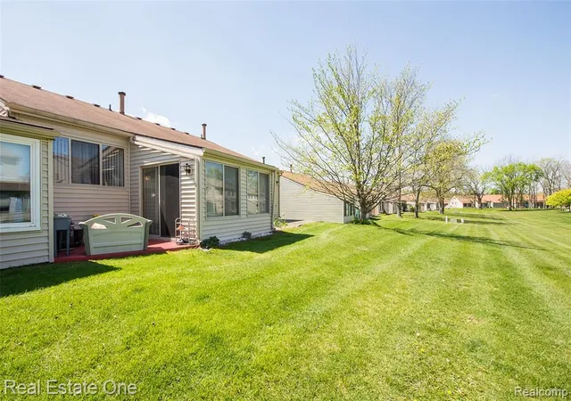 2nd image of 61962 Yorktown Dr, South Lyon, MI 48178
