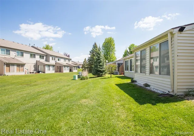 31st image of 61962 Yorktown Dr #2, South Lyon, MI 48178 | MLS# 60992001