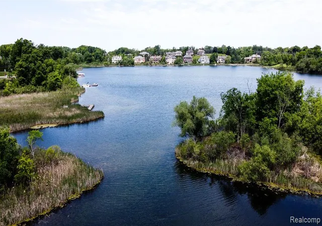 Photo 4 of Sale Pending at 2630 Turtle Lake Dr, Bloomfield Hills, MI 48302 | MLS# 60103481 | Listing updated on 2025-06-30