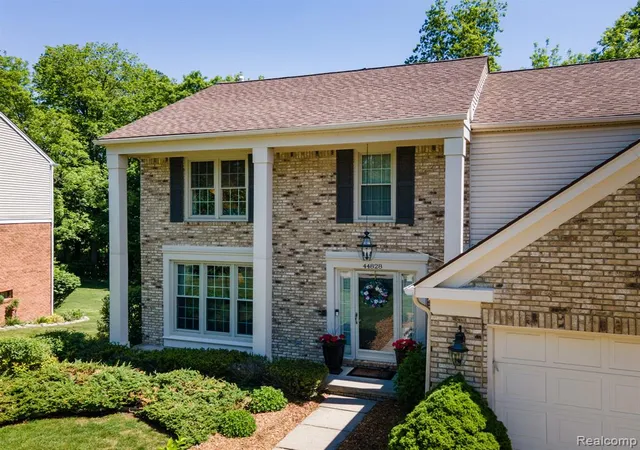 Photo 2 of Single Family Residence at 44828 Roundview Dr, Novi, MI 48375 | MLS# 60999114 | | Sold on 2026-07-10