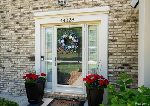 Photo 3 of Single Family Residence at 44828 Roundview Dr, Novi, MI 48375 | MLS# 60999114 | | Sold on 2026-07-10
